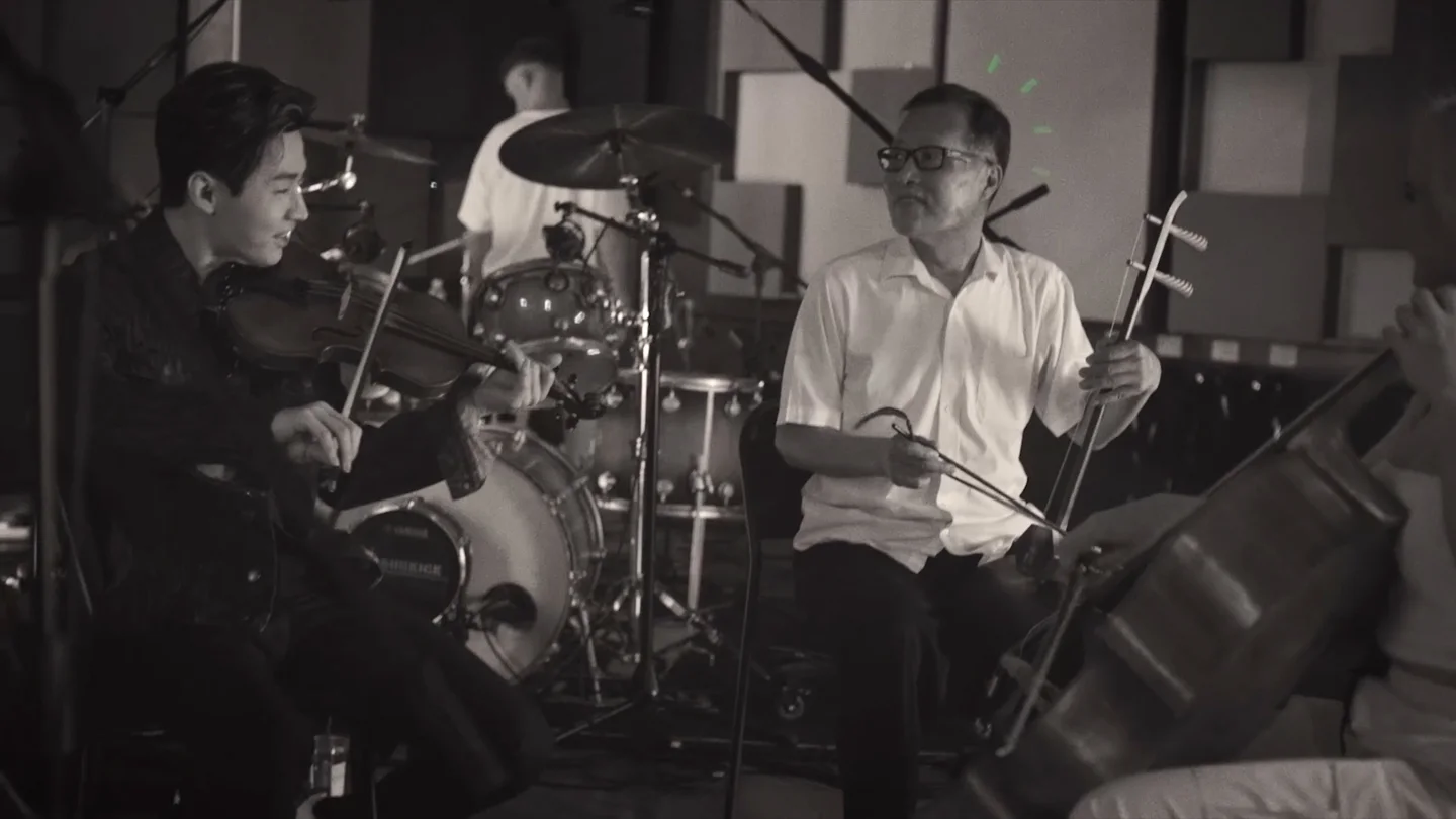 Henry Lau rehearses with musicians in a Beijing studio