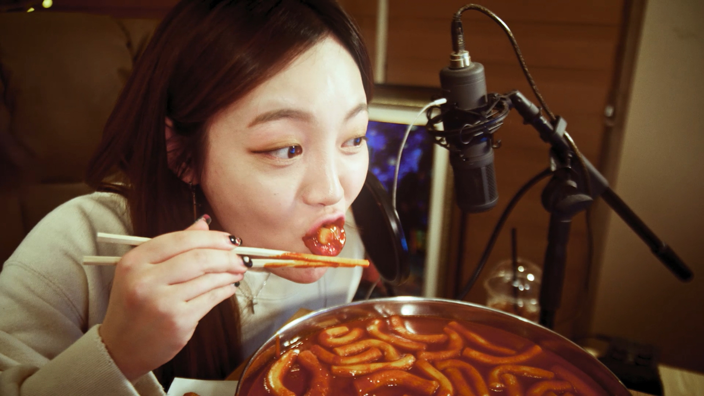 An online eating broadcast in the programme’s Korea sequence.