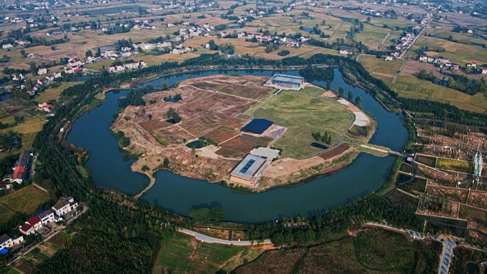 An aerial view of an archaeological site and its surrounding settlement.
