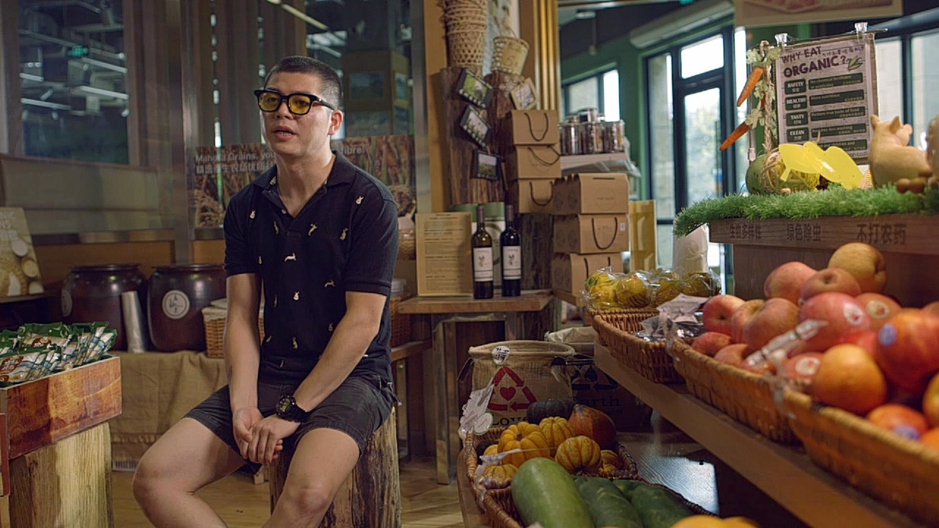 A contributor interviewed in a grocery shop. Film still.