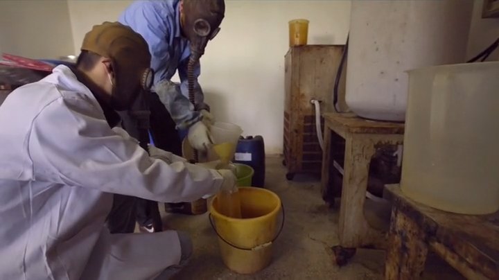 A second workshop scene. Episode still.