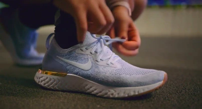 tying nike shoes