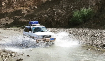 suv driving through water 2
