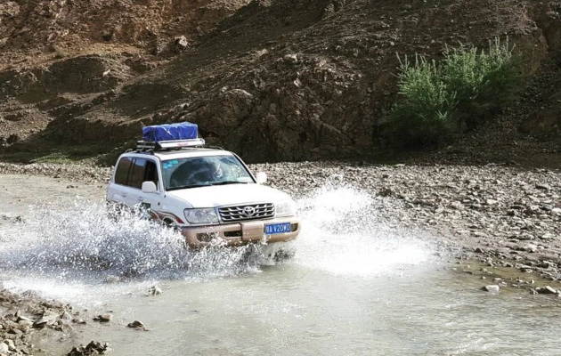 suv driving through water 2