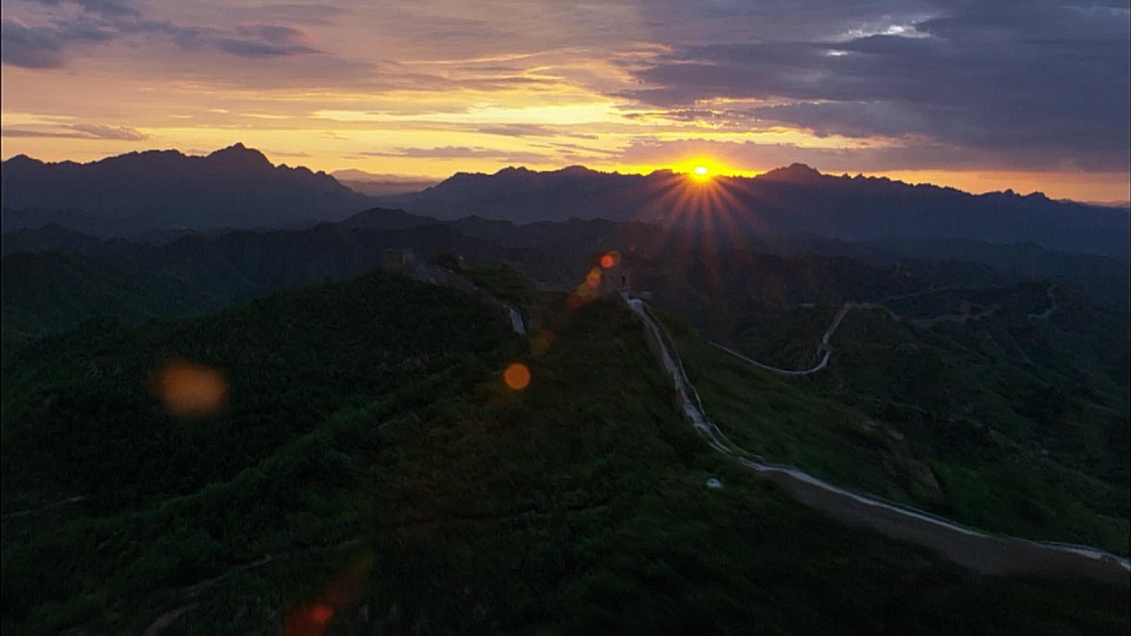 The wall at sunrise. Frame from the programme.